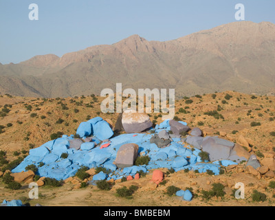 Peint en bleu des rochers près de Tafraoute dans la vallée de l'Anti-Atlas Banque D'Images