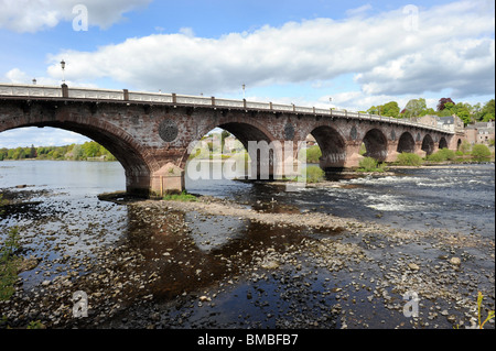 Le vieux pont sur la rivière Tay à Perth, également connu sous le nom de Smeaton's Bridge. Banque D'Images