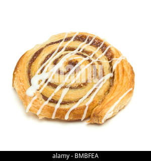 Pâtisserie danoise cannelle isolés swirl against white background Banque D'Images