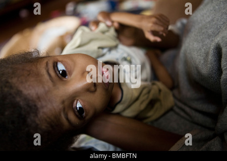 Enfant en orphelinat - Tanzanie, Afrique de l'Est Banque D'Images