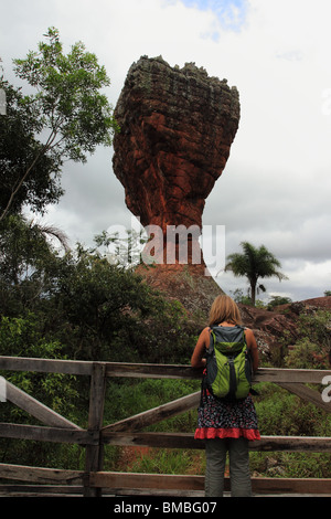 Les touristes à la recherche à l'une des formations de roche de grès dans le parc d'état de Vila Velha Banque D'Images