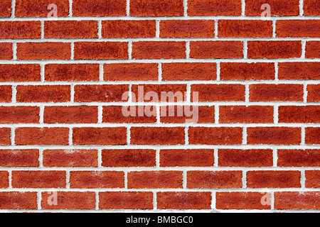 Mur de brique - ligne blancs périodique sur la brique rouge Banque D'Images