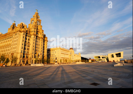Les trois grâces et nouveau terminal de ferry sur Pier Head, Liverpool waterfront dans la lumière du soir. Banque D'Images