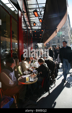 Les clients à l'extérieur Le Comptoir du relais Banque D'Images