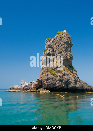 Bon nombre des les nombreuses îles d'Ang Thong, près de la Thaïlande est belle Koh Samui offre intéressante de la plongée avec tuba et la natation. Banque D'Images