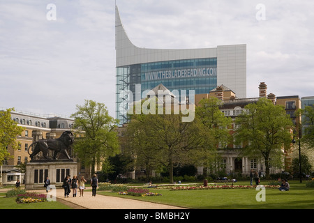 Angleterre Berkshire Forbury Gardens, avec lecture Lion Maiwand et 'l' immeuble de bureau Banque D'Images