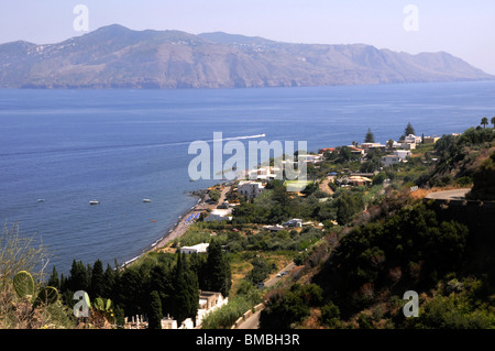 Le village balnéaire de Santa Marina sur l'île de Salina (avec l'île de Lipari en arrière-plan), les îles éoliennes, la Sicile, l'Italie. Banque D'Images