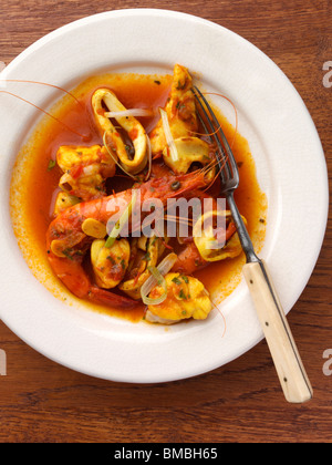 Brodetto portions individuelles de fruits de mer crevettes tiger principaux repas sur table en bois haut Banque D'Images