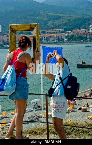 Calliore, France, touristes prenant des photos sur la plage, avec cadre, en vacances dans le sud de la France ville côtière, près de Perpignan, Banque D'Images