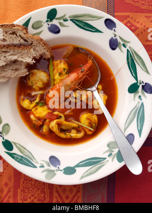 Brodetto portions individuelles de fruits de mer crevettes tiger principaux repas sur table en bois haut Banque D'Images