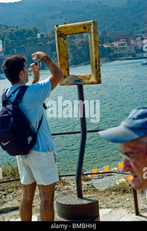 Callioure, France, les touristes en vacances dans le sud de la côte de la ville, près de Perpigna (Prise de photos, l'homme mis en place par Image sur Beach Banque D'Images