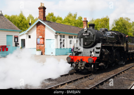 La station de train à vapeur quitter Grosmont sur le North Yorkshire Moors Railway près de Whitby Banque D'Images