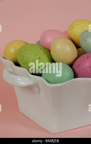 Oeufs de Pâques dans un plat blanc Banque D'Images