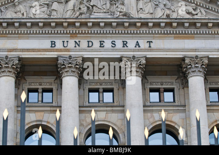 Lettrage et soulagement dans un tympan au-dessus de l'entrée principale au Bundesrat, Berlin, Allemagne Banque D'Images