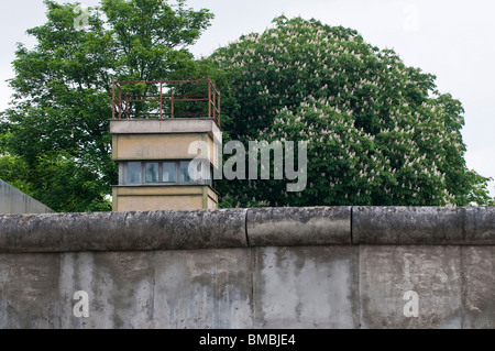 Ancienne tour de garde au Mémorial du Mur de Berlin dans la Bernauer Strasse, Berlin, Allemagne Banque D'Images