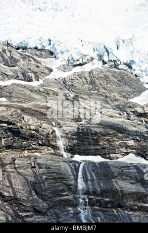 Libre de la base du Glacier Boyabreen Icy avec de l'eau de ruissellement dans le Parc National de Jostedalsbreen Fjaerland Sogn Norvège Banque D'Images