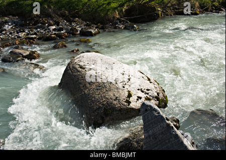 Les eaux de ruissellement vert pâle du Flatbreen et Supphellebreen glaciers forment la rivière au débit rapide, la Norvège Fjaerland Banque D'Images