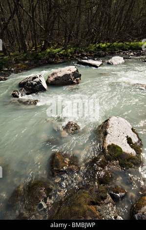 Les eaux de ruissellement vert pâle du Flatbreen et Supphellebreen glaciers forment la rivière au débit rapide, la Norvège Fjaerland Banque D'Images