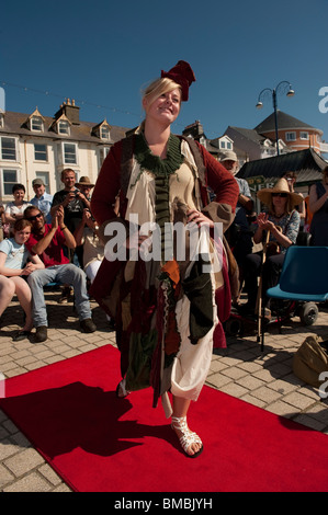 Une femme sur les podiums des vêtements faits à partir de la modélisation des tissus recyclés au cours de rhe Aber est vert l'éco-Festival, Aberystwyth Wales UK Banque D'Images