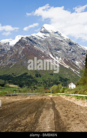 Vue vers le bas la Boyadalen Vallée vers Blanipa avec la montagne couverte de neige sur le terrain les agriculteurs et Meadow Fjaerland Sogn Norvège Banque D'Images