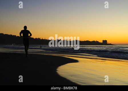 Runner sur une plage au coucher du soleil à La Jolla. San Diego , Californie Banque D'Images