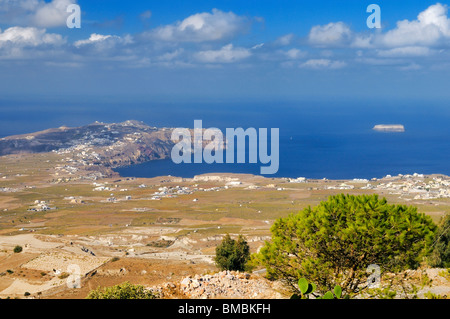 Vue depuis le mont Profitis Ilias, vers la ville d'Akrotiri sur l'extrémité sud-ouest de l'île de Santorin, en Grèce. Banque D'Images