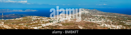 Vue depuis le sommet de la montagne Profitis Ilias, vers la ville de Fira et la partie nord de l'île de Santorin, en Grèce. Banque D'Images