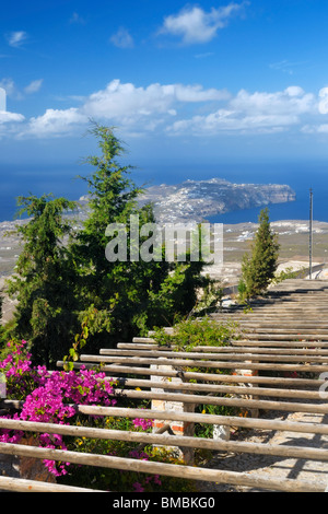 Vue depuis le mont Profitis Ilias, vers la ville d'Akrotiri sur l'extrémité sud-ouest de l'île de Santorin, en Grèce. Banque D'Images