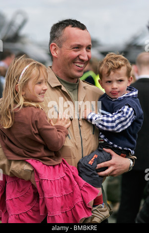 Sqn Ldr Nathan Giles, Holly Giles, Giles & Edward épouse Sqn Ldr Anne Giles posent ensemble après avoir été réuni à RAF Marham. Banque D'Images