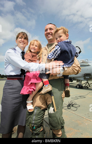 Sqn Ldr Nathan Giles, Holly Giles, Giles & Edward épouse Sqn Ldr Anne Giles posent ensemble après avoir été réuni à RAF Marham. Banque D'Images