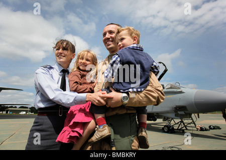 Sqn Ldr Nathan Giles, Holly Giles, Giles & Edward épouse Sqn Ldr Anne Giles posent ensemble après avoir été réuni à RAF Marham. Banque D'Images