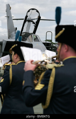 Un groupe joue de la RAF dans le cadre d'une parade d'accueillir 13 Squadron Royal Air Force Retour au Royaume-Uni après la dernière tournée de l'Iraq. Banque D'Images