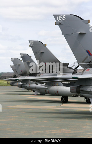 La queue des Panavia Tornado Gr4 garé chasseurs-bombardiers de la RAF à Marham. Banque D'Images