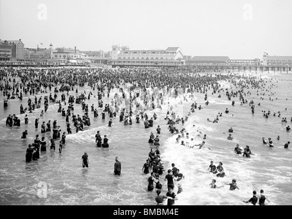 La plage d'Atlantic City, New Jersey, vers 1904 Banque D'Images