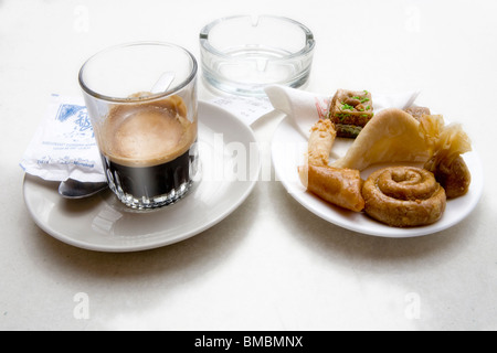 Machine à café expresso et petits fours marocains , Marrakech , Maroc , Afrique du Nord Banque D'Images