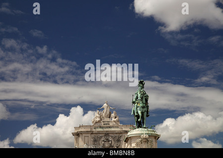 Statue équestre du roi Jose I et de triomphe sur la place Praça do Comercio Commerce ou Terreiro do Paco à Lisbonne, Portugal Banque D'Images