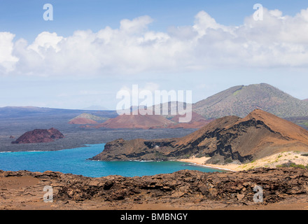 Vue typique du paysage des îles Galapagos sur l'île de Rodin, avec l'île de San Salvador dans la distance Banque D'Images