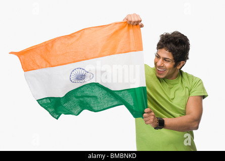 Portrait d'un homme tenant un drapeau indien Banque D'Images