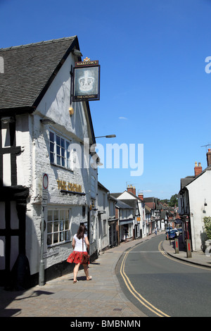 Stafford Street et "la Couronne" pub, Market Drayton, Shropshire Banque D'Images