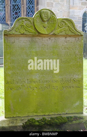 All Saints Church, Great Ayton, Yorkshire du Nord. Pierre tombale du capitaine James Cook, mère et sœurs qui y sont enterrés Banque D'Images