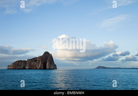 Kicker rock avec San Cristobal dans la distance dans les îles Galapagos Banque D'Images