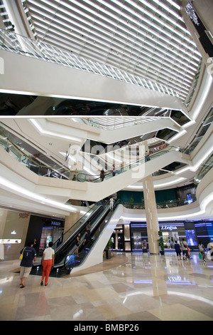 Shoppers font leur chemin à travers le centre commercial Ion Orchard sur Orchard Road, à Singapour Banque D'Images