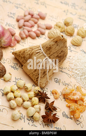 Boulette de riz chinois et les ingrédients avec la calligraphie chinoise comme arrière-plan Banque D'Images