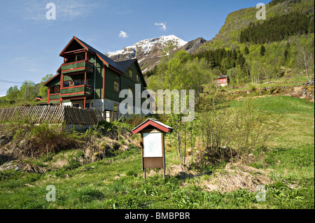 Belle maison individuelle avec balcons couverts de neige en montagne Fjellstolsnipa Boyum Fjaerland Sogn Norvège Banque D'Images