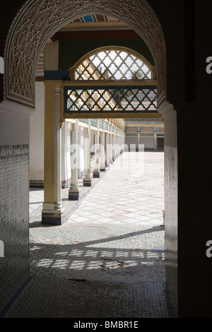 À la recherche dans la cour d'El Bahia Palace , Marrakech , Maroc , Afrique du Nord Banque D'Images