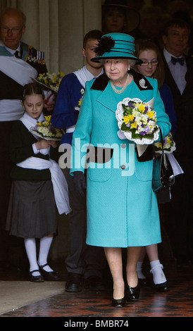 La Grande-Bretagne La reine Elizabeth II au Service Saint assister à la Cathédrale St Edmundsbury, Bury St Edmunds, Suffolk Banque D'Images