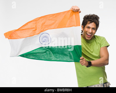 Portrait d'un homme tenant un drapeau indien Banque D'Images