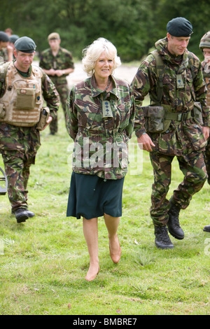 Camilla, Duchesse de Cornouailles, le Colonel Royal, 4e Bataillon, The Rifles visite le secteur d'entraînement de fusils à Bramley dans Hampshire Banque D'Images