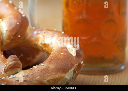 Détail de deux bretzels bavarois Banque D'Images