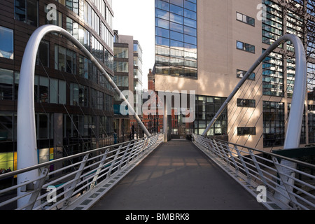 Passerelle, sur la route de Londres à la gare de Piccadilly, Piccadilly Place, Manchester, UK Banque D'Images